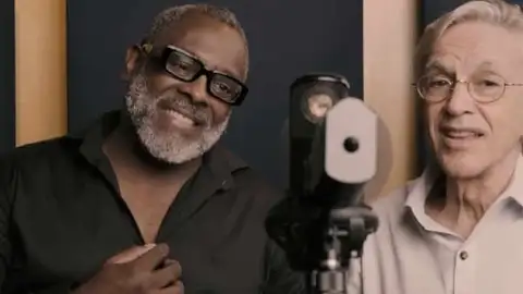 Caetano Veloso grava "Deus Cuida de Mim" ao lado de Kleber Lucas, autor do hino evangélico