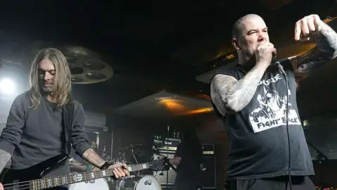 Baixista do Pantera contrai COVID-19 e não tocará com a banda no Brasil