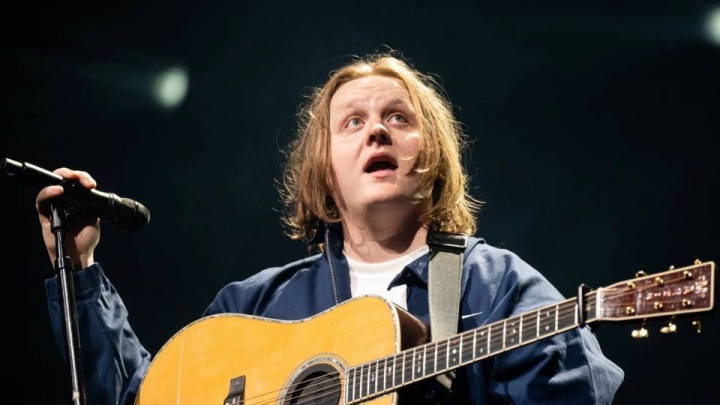 Lewis Capaldi tops the UK Singles Chart with “Pointless”