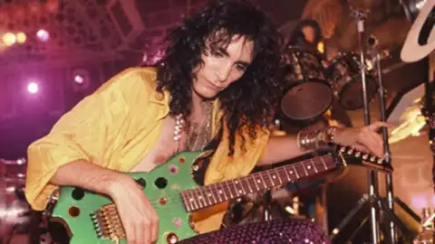 Guitarra "queijo suíço" roubada de Steve Vai há 36 anos é localizada em sótão e devolvida ao músico