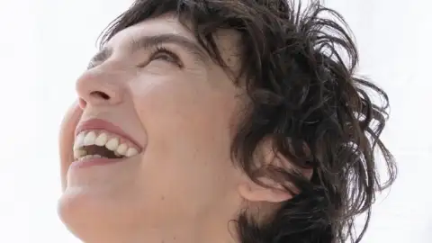 Adriana Calcanhotto mostra com exclusividade a letra da nova música, "Horário de Verão"