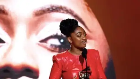 Samara Joy sofre ataques na internet após vitória sobre Anitta no Grammy 2023