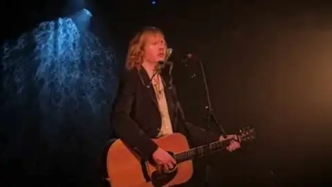 Em pegada acústica, Beck está de volta com a romântica "Thinking About You". Ouça!