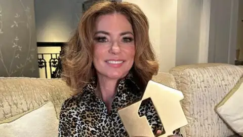 Em disputa acirrada, Shania Twain fica no topo da parada britânica de álbuns
