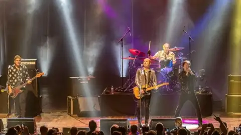 Abrindo turnê pelo Brasil, Hoodoo Gurus leva público de volta aos anos 80 e 90
