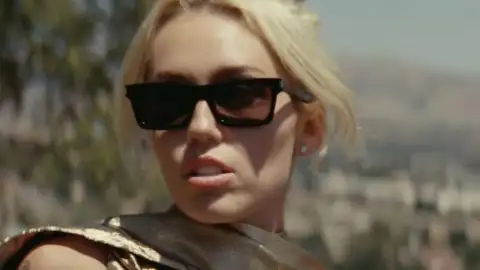 "Flowers", de Miley Cyrus, bate marca de hit de Harry Styles no ranking global do Spotify