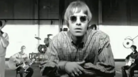 "Wonderwall" é a música feita entre os anos 70 e 90 mais ouvida em streaming no Reino Unido