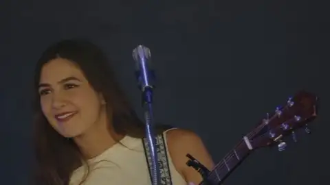 Weyes Blood grava música para série da National Geographic. Ouça "When You're Smiling"!