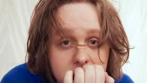 Lewis Capaldi estreia no topo da parada britânica de álbuns com "Broken By Desire..."