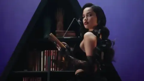 Juliette lança o single, "Tengo". Ouça com a letra