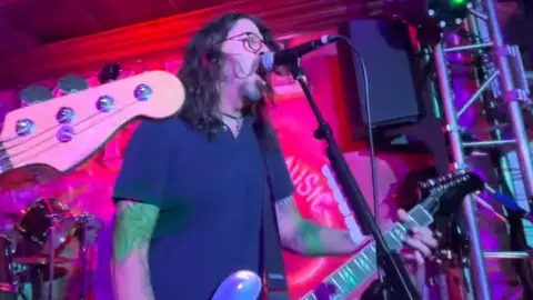 Dave Grohl, Chad Smith e Shane Hawkins tocam clássicos do rock em pizzaria!