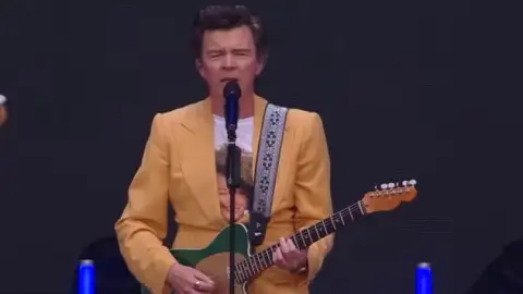 Rick Astley faz cover de "Everlong" dos Foo Fighters em festival na Inglaterra. Veja!