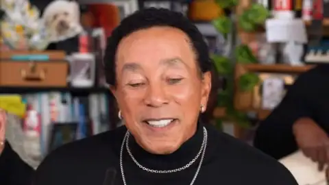 Lenda da música, Smokey Robinson faz performance emocionante no Tiny Desk Concerts. Veja!
