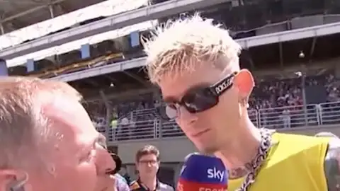 Machine Gun Kelly rebate críticas após entrevista "estranha" no GP de Fórmula 1 no Brasil