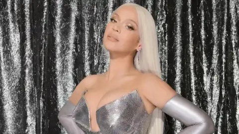 Beyoncé surpreende e aparece de cabelo platinado na première de "Renaissance: A Film By Beyoncé"