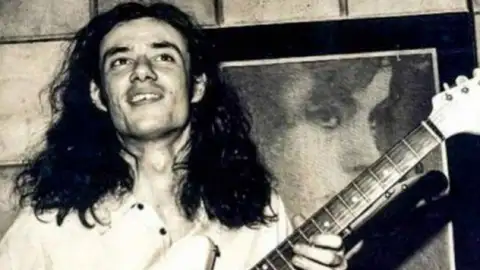 Lanny Gordin, herói da guitarra brasileira, morre aos 72 anos