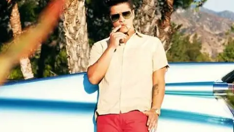 Bruno Mars fala sobre influência dos anos 50 em entrevista a Playboy