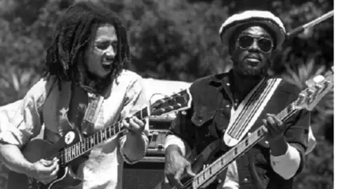 Aston "Family Man" Barrett, baixista e líder da banda de apoio de Bob Marley, morre aos 77 anos