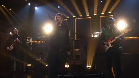 Liam Gallagher e John Squire se apresentam na televisão dos EUA. Veja!