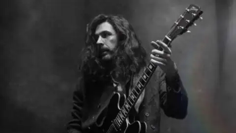 Hozier é o primeiro irlandês em 34 anos a emplacar um single no topo da parada dos EUA!