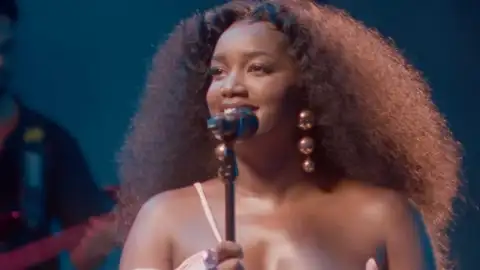 IZA lança clipe cantando "Anunciação". Veja!