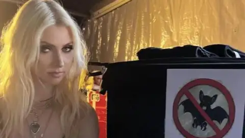 Taylor Momsen posta vídeo do exato momento em que morcego pousa em sua perna durante show. Veja!