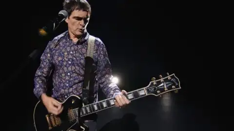 Samuel Rosa anuncia primeiro disco da carreira solo e nova turnê