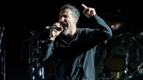 Serj Tankian diz que System Of A Down sempre teve a opção de continuar sem ele