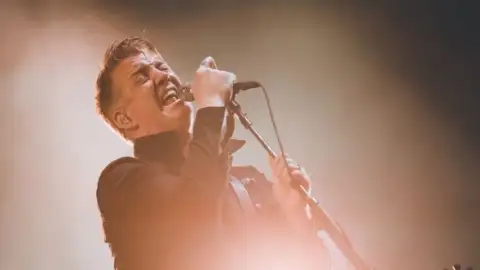 Josh Homme precisa passar por cirurgia e turnê europeia do Queens Of The Stone Age é cancelada