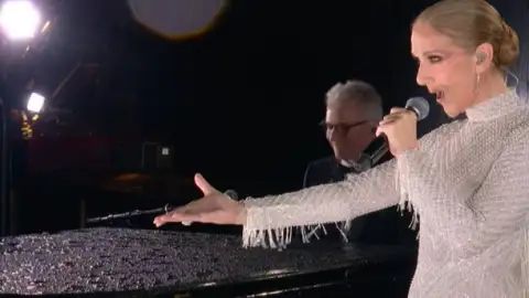 Céline Dion emociona em performance na Cerimônia de Abertura das Olimpíadas de Paris