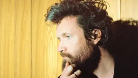 Father John Misty está de volta com "I Guess Time Just Makes Fools of Us All". Ouça com a letra!