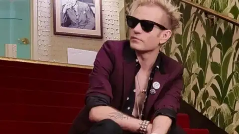 Deryck Whibley desmente rumores de que irá se juntar ao Linkin Park (e ao Oasis)