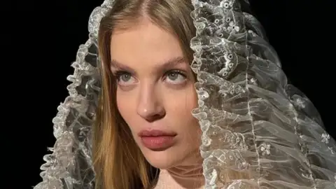 Luísa Sonza lança versão deluxe de "Escândalo Íntimo" com músicas inéditas. Ouça com as letras!