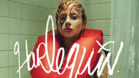 Lady Gaga anuncia lançamento de "Harlequin", álbum companhia do filme "Coringa: Delírio a Dois"!