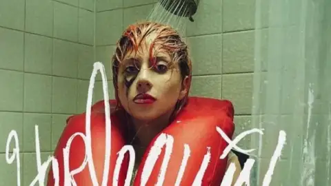 "Harlequin", de Lady Gaga, fica apenas no 59° lugar na parada de álbuns britânica