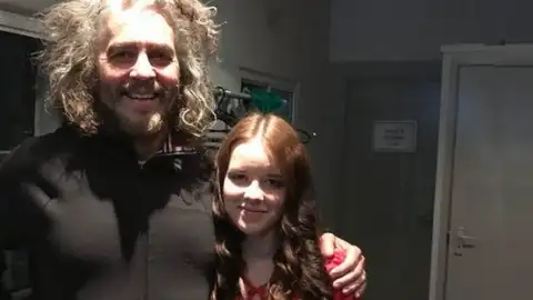 Nell Smith, jovem  prodígio da música, que colaborou com os Flaming Lips, morre aos 17 anos