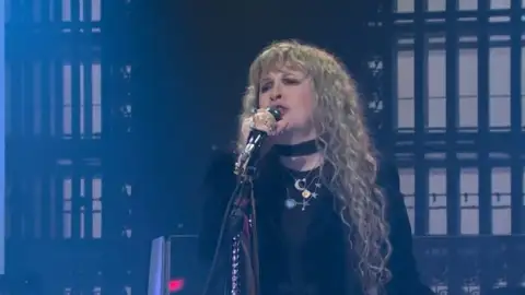 Após mais de 40 anos, Stevie Nicks volta a se apresentar no Saturday Night Live. Veja a performance!