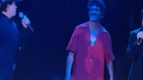 Chitãozinho e Xororó participam do show de Bruno Mars em SP cantando "Evidências"