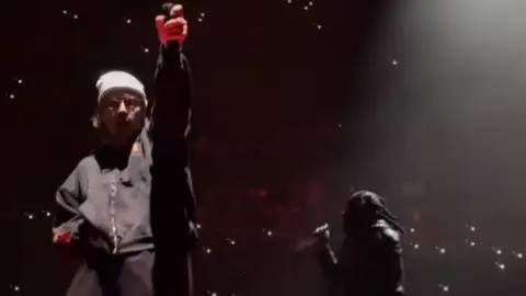 Justin Bieber faz rara aparição pública participando de show de Don Toliver. Veja!