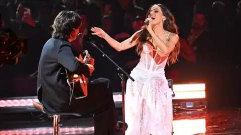 Anitta e Tiago Iorc se juntam em homenagem a Sergio Mendes no Grammy Latino 2024