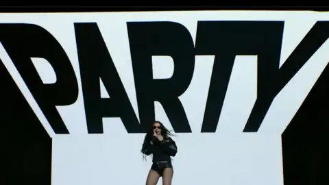 Veja a participação de Charli xcx no Saturday Night Live!
