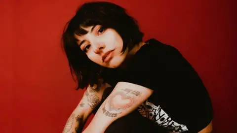 Karen Dió, brasileira morando na Inglaterra, ganha destaque no NME. Ouça a estreia da cantora! 