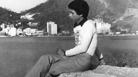 Coletânea reúne em um só álbum material que Djavan gravou antes de disco de estreia. Ouça "Origem"!