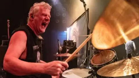 Iron Maiden anuncia novo baterista um dia após despedida de Nicko McBrain. Leia a declaração