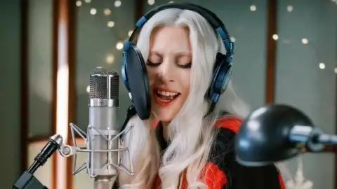 Lady Gaga lança de surpresa cover do clássico "Santa Claus Is Coming To Town"