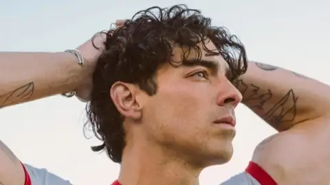 Joe Jonas lança o novo álbum, "Music For People Who Believe In Love". Escute com as letras!