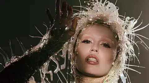 Miley Cyrus lança o novo álbum, "Something Beautiful". Ouça com todas as letras!