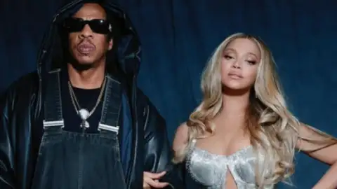 Beyoncé convida Jay-Z ao palco durante show em Paris para o hit  "Crazy In Love". Veja!