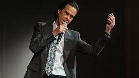 Nick Cave diz que ainda vive “no coração do trauma” após perder seus dois filhos