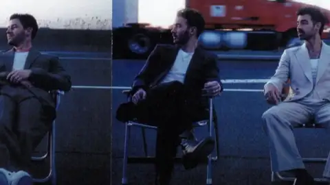 Jonas Brothers divulgam a canção inédita, "Tantrum". Escute com letra e tradução